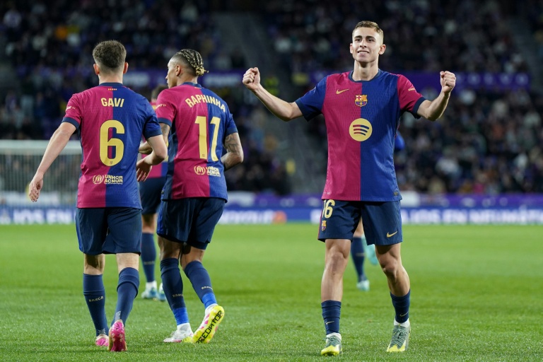لاعب وسط برشلونة فيرمين لوبيس يحتفل بتسجيل هدف فريقه الثاني ضد ريال بلد الوليد