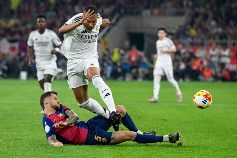 يقاتل ريال مدريد من اجل انعاش آماله بالاحتفاظ بلقبه بطلا للدوري الاسباني لكرة القدم
