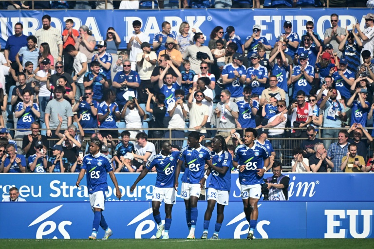 لاعبو ستراسبورغ يحتفلون بالهدف الأول في مرمى باريس سان جرمان (2-1) ضمن الدوري الفرنسي لكرة القدم. 3 أيار/مايو 2025