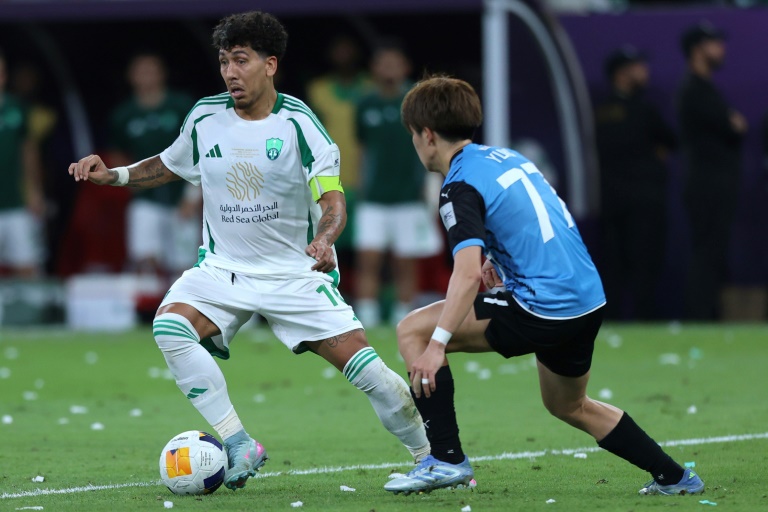 لاعب الاهلي السعودي البرازيلي روبرتو فيرمينو خلال مواجهة كاواساكي فرونتالي في نهائي دوري أبطال آسيا للنخبة في كرة القدم السبت في 3 أيار/مايو 2025