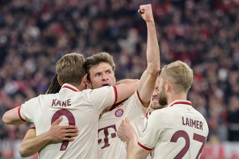 توماس مولر (وسط) يحتفل بهدف فريقه بايرن ميوينخ الألماني أمام إنتر ميلان الإيطالي في دوري أبطال أوروبا لكرة القدم. 8 نيسان/أبريل 2025