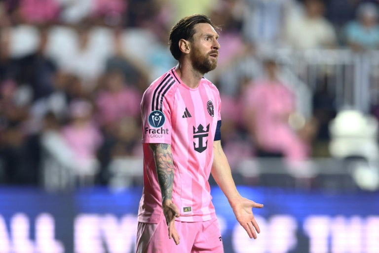 الارجنتيني ليونيل ميسي نجم إنتر ميامي خلال خسارة فريقه امام فانكوفر 1-3 إيابا في نصف نهائي في دوري أبطال كونكاكاف لكرة القدم على ملعب 
