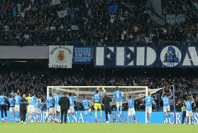 لاعبو نابولي يحيون الجماهير عقب الفوز على تورينو (2-0) في الدوري الايطالي على ملعب دييغو أرماندو مارادونا في نابولي في 27 نيسان/أبريل 2025