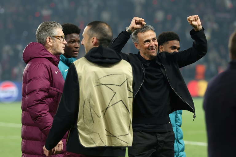 المدرب الاسباني لباريس سان جرمان الفرنسي لويس إنريكي (يمين) يحتفل بعد التأهل إلى نهائي دوري أبطال أوروبا لكرة القدم. باريس في 7 أيار/مايو 2025