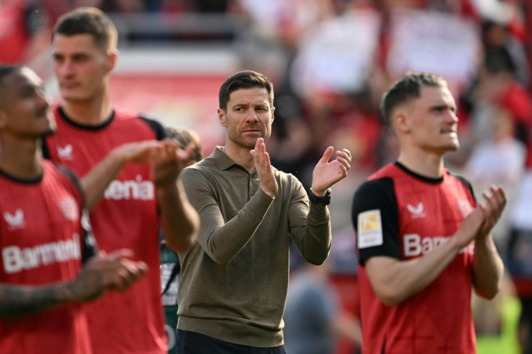 الإسباني شابي ألونسو مدرب باير ليفركوزن يصفق للجمهور بعد مواجهة أوغسبورغ ضمن الدوري الألماني لكرة القدم. ليفركوزن، في 26 نيسان/أبريل 2025
