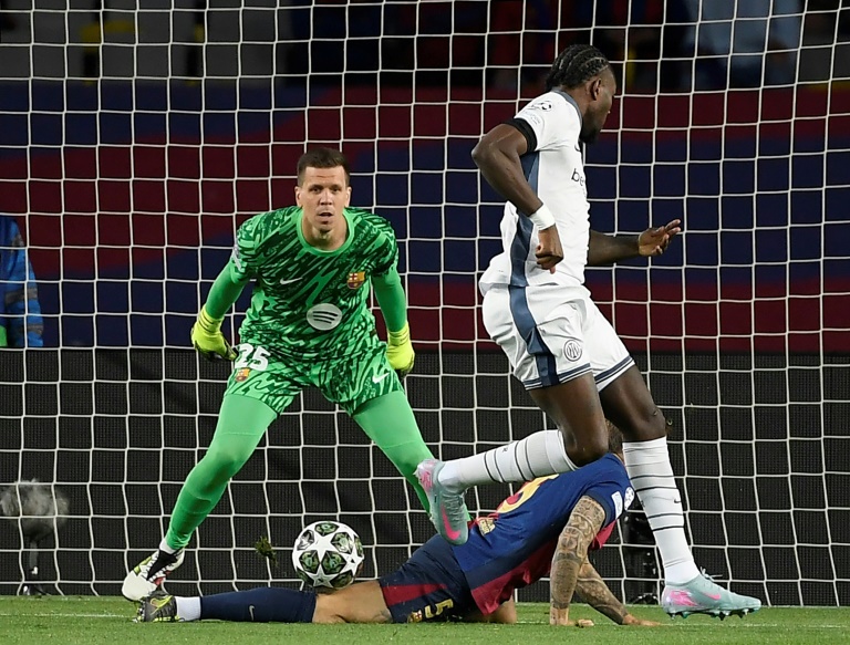 المهاجم الدولي الفرنسي لإنتر ميلان الإيطالي ماركوس تورام لحظة افتتاحه التسجيل في مرمى برشلونة الاسباني (3-3) بهدف رائع بكعب قدمه اليمنى في ذهاب نصف نهائي مسابقة دوري ابطال أوروبا في برشلونة في 30 نيسان/أبريل 2025