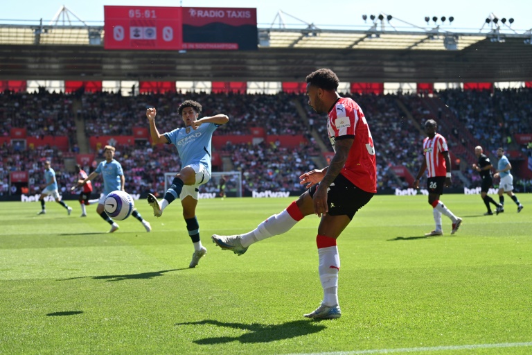 البرازيلي ويلينغتون مدافع ساوثمبتون يلعب كرة في مواجهة مانشستر سيتي ضمن الدوري الإنكليزي لكرة القدم. ملعب سانت ماري، ساوثمبتون، في 10 أيار/مايو 2025