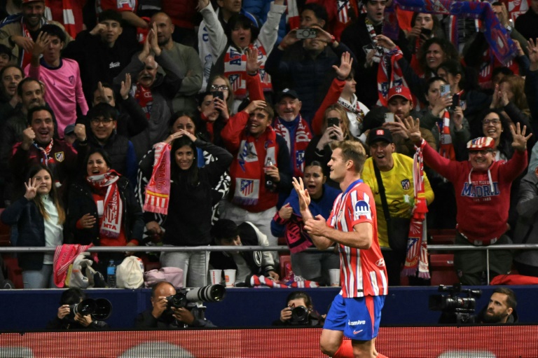 النروجي ألكسندر سورلوث مهاجم أتلتيكو مدريد يحتفل بهدفه الرابع في مرمى ريال سوسييداد ضمن الدوري الإسباني لكرة القدم. ملعب ميتروبوليتانو، مدريد، في 10 أيار/مايو 2025