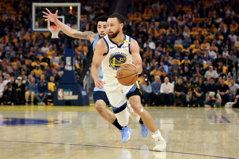 نجم غولدن ستايت ووريرز ستيفن كوري يراوغ لاعب ممفيس غريزليز سكوتي بيبن جونيور في مباراة الملحق المؤهل الى الادوار الاقصائية لدوري كرة السلة الاميركي للمحترفين على ملعب تشايس سنتر في سان فرانسيسكو في 15 نيسان/أبريل 2025