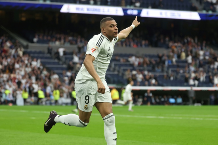 نجم ريال مدريد الفرنسي كيليان مبابي محتفلا بتسجيل هدف فريقه الثالث في مرمى سلتا فيغو في الدوري الاسباني لكرة القدم. 4 ايار/مايو 2025