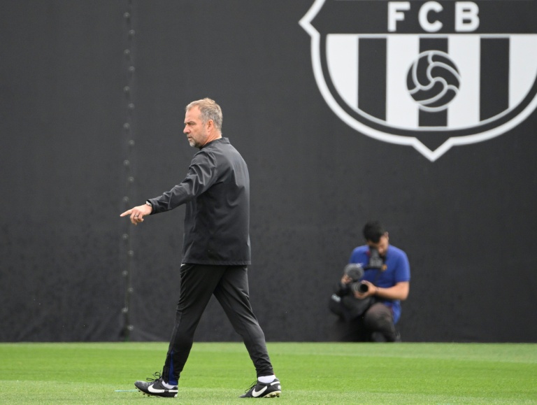 الألماني هانزي فليك مدرب برشلونة خلال حصة تدريبية لفريقه عشية الكلاسيكو المنتظر أمام ريال مدريد في ملعب جوان غامبر للتدريب في سانت جوان ديسبي، بالقرب من برشلونة، في 10 أيار/مايو 2025