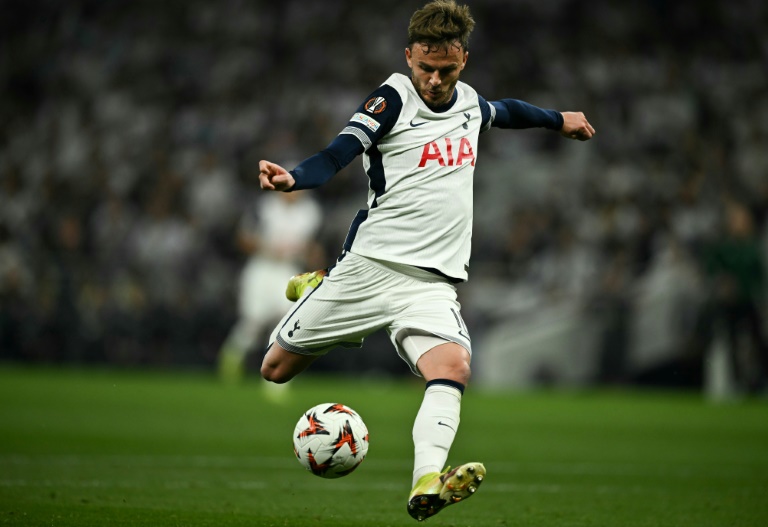 جيمس ماديسون لاعب وسط توتنهام الإنكليزي يسدد في مواجهة بودو غليمت النروجي في ذهاب نصف نهائي مسابقة 