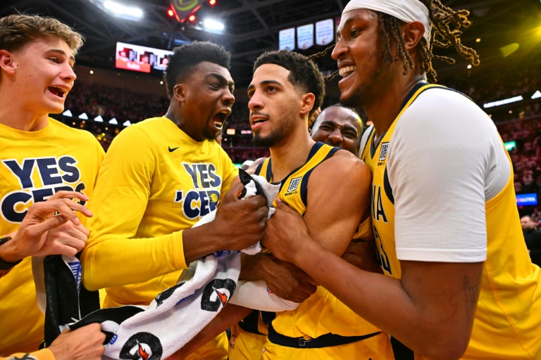 لاعبو إنديانا بايسرز يحيطون بتايريز هاليبورتون بعد تسجيله ثلاثية الفوز في الرمق الاخير ضد كليفلاند كافالييرز ضمن نصف نهائي المنطقة الشرقية لدوري كرة السلة الاميركي للمحترفين الثلاثاء في 6 أيار/مايو 2025