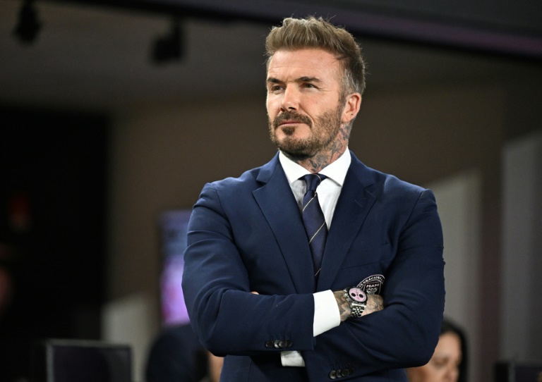 الإنكليزي ديفيد بيكهام أحد مالكي نادي إنتر ميامي، يشاهد مباراة بمواجهة نيويورك سيتي في الدوري الأميركي لكرة القدم. فلوريدا، في 22 شباط/فبراير 2025