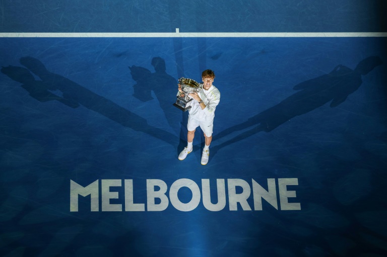 لقطة للايطالي يانيك سينر محتفلا بتتويجه بطلا لاستراليا المفتوحة في كرة المضرب بعد فوزه على الالماني الكسندر زفيريف في النهائي. 26 كانون الثاني/يناير 2025