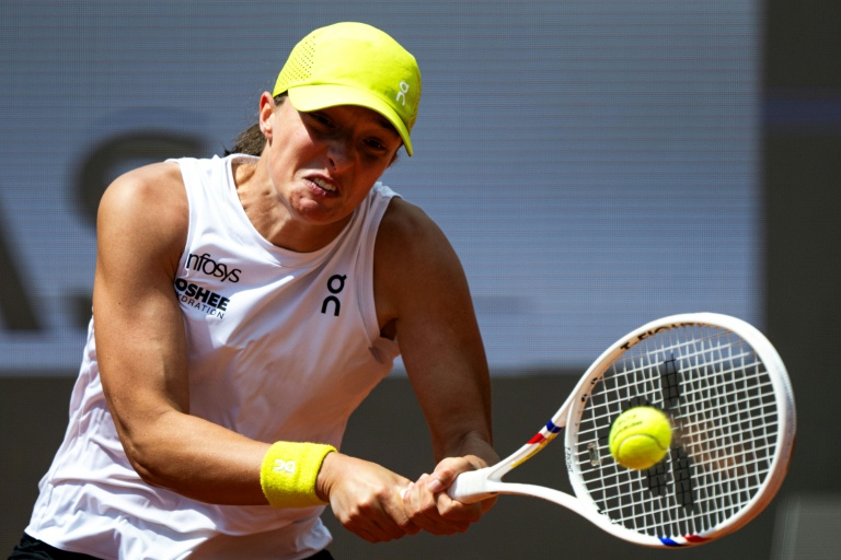 البولندية إيغا شفيونتيك خلال مباراتها أمام الأميركية دانييل كولينز في الدور الثالث من من دورة روما للألف نقطة في 10 أيار/مايو 2025