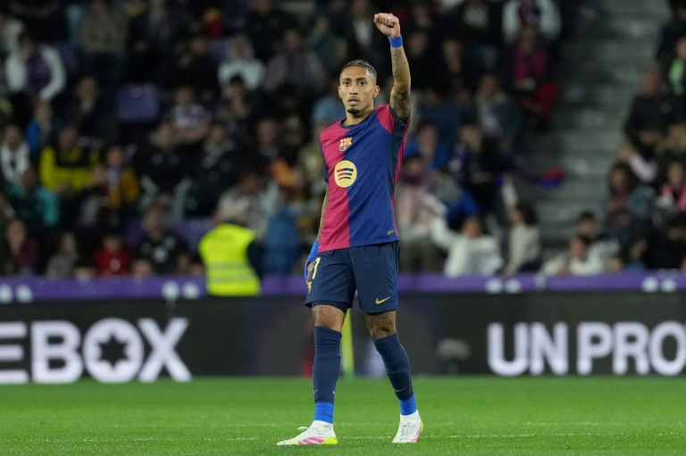 رافينيا يحتفل بعد تسجيله في مرمى بلد الوليد في الدوري الإسباني لكرة القدم في 3 أيار/مايو 2025