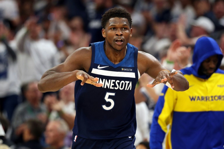 أنتوني إدواردز نجم مينيسوتا تمبروولفز يحتفل بتسجيله ثلاثية في سلة غولدن ستايت ووريرز على ملعب 