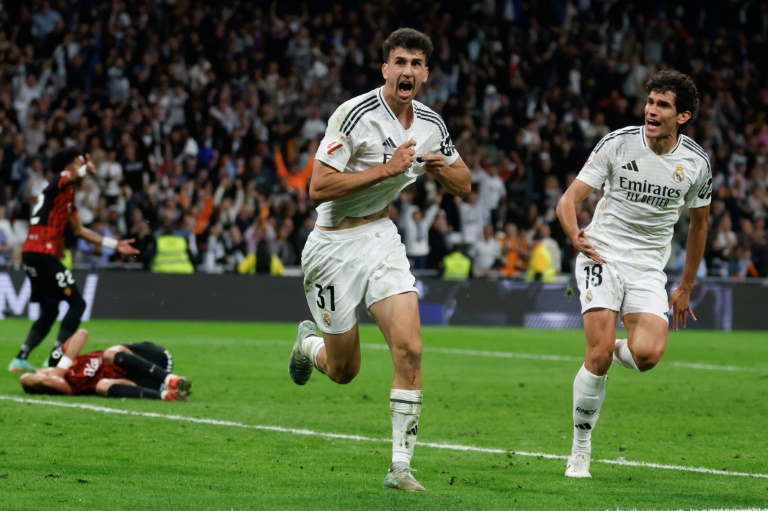 خاكوبو رامون محتفلا بعد تسجيله هدفا قاتلا قاد ريال مدريد الى الفوز على ريال مايوركا 2-1 ضمن المرحلة 36 من الدوري الاسباني لكرة القدم الاربعاء في 14 أيار/مايو 2025