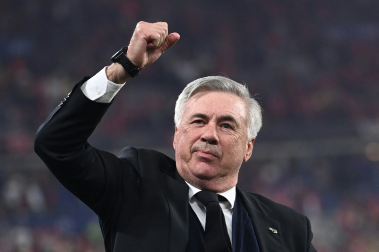 الإيطالي كارلو أنشيلوتي مدرب ريال مدريد الإسباني فرحا بفوز فريقه على ليفربول في ملعب ستاد دو فرانس في سان دوني، شمال باريس، في 28 أيار/مايو 2022