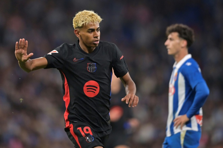 النجم الشاب لامين جمال يحتفل بالتسجيل لبرشلونة في مرمى مضيفه وجاره إسبانيول في الدوري الإسباني لكرة القدم. كورنيا دي لوبريغات في 15 أيار/مايو 2025