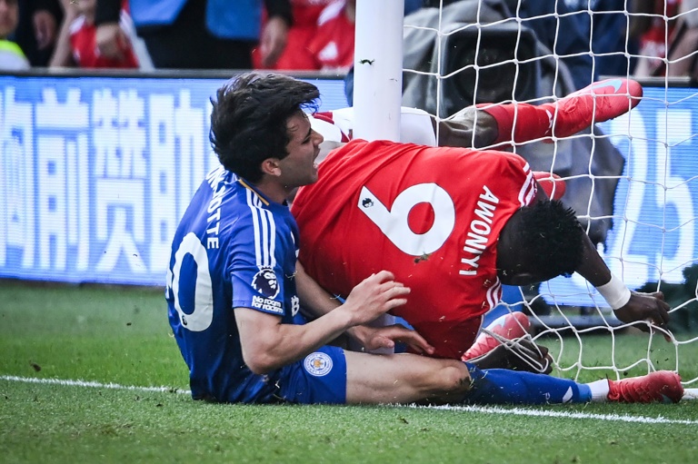  النيجيري تايوو أوونيي لاعب نوتنغهام فوريست (#9) والأرجنتيني فاكوندو بونانوتي لاعب ليستر سيتي يرتطمان بقائم المرمى خلال مواجهة الفريقين ضمن الدوري الإنكليزي لكرة القدم. نوتنغهام، في 11 أيار/مايو 2025
