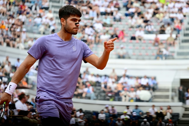 الاسباني كارلوس الكاراس خلال مباراته ضد الروسي كارن خاتشانوف في الدور ثمن النهائي لدورة روما لماسترز الالف في 13 ايار/مايو 2025