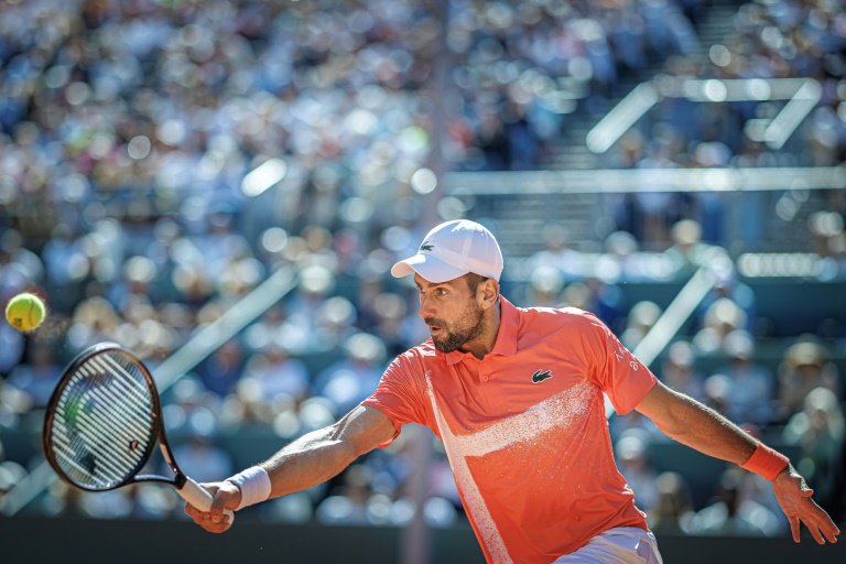 الصربي نوفاك ديوكوفيتش في مواجهة البولندي هوبرت هوركاتش في نهائي دورة جنيف في كرة المضرب. جنيف، في 24 أيار/مايو 2025