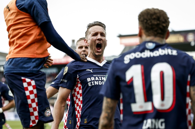 مهاجم أيندهوفن لوك دي يونغ فرحا بهدفه في مرمى سبارتا روتردام في روتردام في 18 أيار/مايو 2025