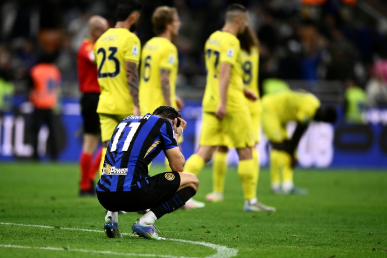 المهاجم الارجنتيني لإنتر خواكين كوريا يتحسر عقب سقوط فريقه في فخ التعادل امام ضيفه لاتسيو (2-2) في الدوري الايطالي في 18 أيار/مايو 2025