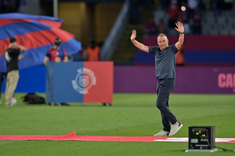 المدرب الألماني لبرشلونة هانزي فليك أثناء احتفاله باللقب الثامن والعشرين في الدوري الإسباني بعد المباراة ضد فياريال (2-3) في ملعب لويس كومبانيس الاولمبي في برشلونة في 18 أيار/مايو 2025