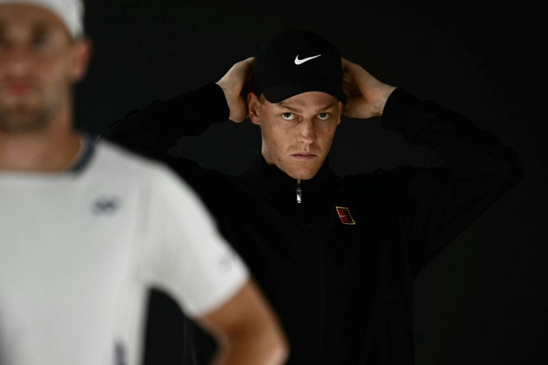 الإيطالي يانيك سينر قبل مباراة في دورة روما لكرة المضرب. روما، في 15 أيار/مايو 2025