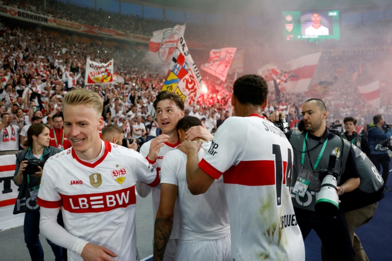 لاعبو شتوتغارت يحتفلون بالهدف الرابع في مرمى أرمينيا بيليفيلد ضمن نهائي مسابقة كأس ألمانيا لكرة القدم. الملعب الأولمبي، برلين، في 24 أيار/مايو 2025