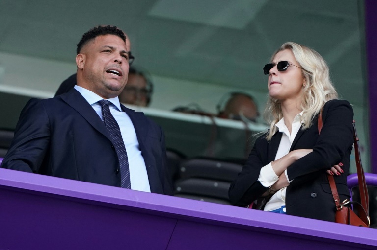 البرازيلي رونالدو لويز نازاريو دي ليما مالك نادي بلد الوليد في حديث مع صديقته سيلينا لوكس قبل مباراة لفريقه أمام أتلتيكو مدريد ضمن الدوري الإسباني لكرة القدم، في 6 تشرين الأول/أكتوبر 2019