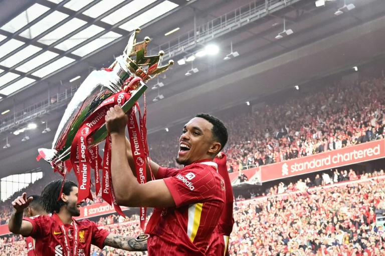 ترنت ألكسندر-أرنولد مدافع ليفربول يحتفل بلقب الدوري الإنكليزي لكرة القدم على ملعب أنفيلد، ليفربول، في 25 أيار/مايو 2025