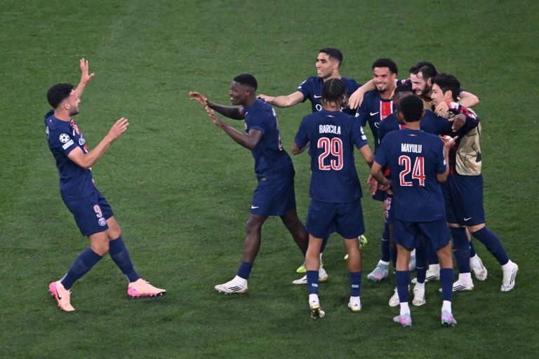 لاعبو باريس سان جرمان الفرنسي يحتفلون بهز شباك انتر ميلان الايطالي (5-0) في المباراة النهائية لمسابقة دوري ابطال اوروبا في ميونيخ في 31 ايار/مايو 2025