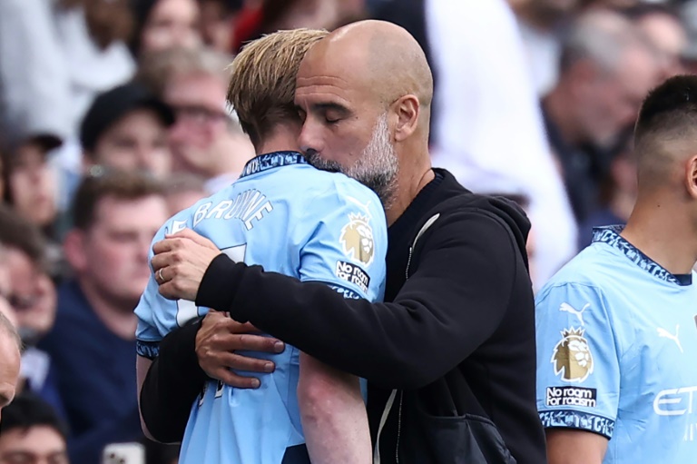 المدرب الاسباني لمانشستر سيتي بيب غوارديولا يعانق لاعبه البلجيكي كيفن دي بروين خلال دخوله في الدقائق الأخيرة من المباراة ضد فولهام في الدوري الانكليزي لكرة القدم. لندن في 25 ايار/مايو 2025