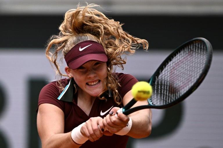 الروسية ميرا أندرييفا ترد كرة في مباراتها ضد الاسبانية كريستينا بوشكا في الدور الاول لبطولة رولان غاروس في باريس في 27 أيار/مايو 2025