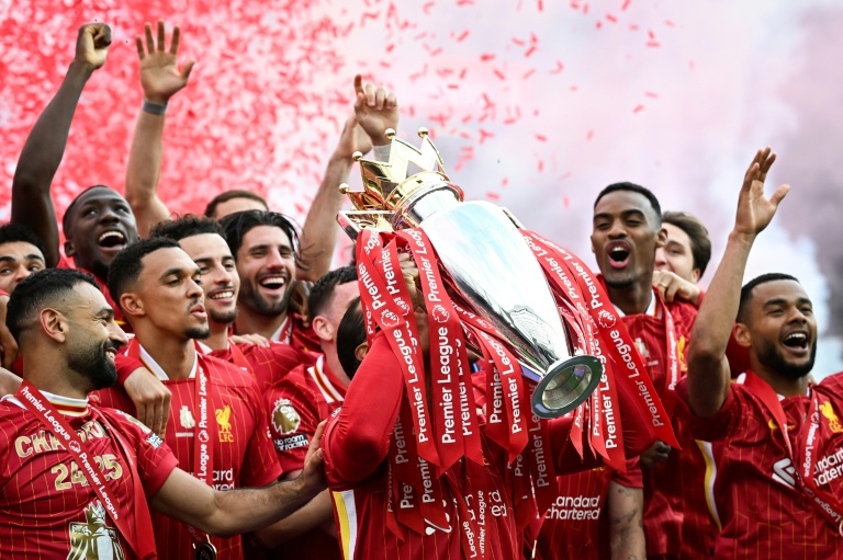 لاعبو ليفربول يحتفلون بلقب الدوري الانكليزي الممتاز في ليفربول في 25 أيار/مايو 2025