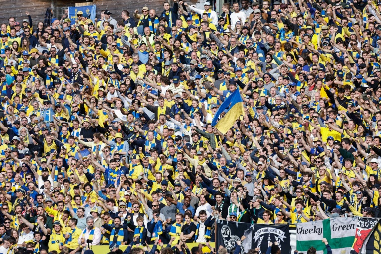 جماهير نادي أونيون سان-جيلواز تؤازر فريقها أمام لا غانتواز في الدوري البلجيكي لكرة القدم على ملعب مارين في بروكسل، في 25 ايار/مايو 2025