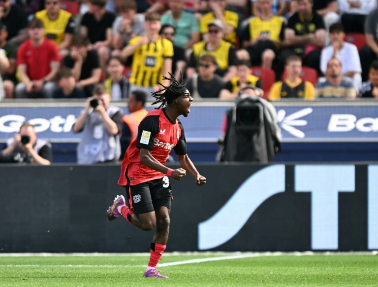 الهولندي جيريمي فريمبونغ يحتفل بالتسجيل لباير ليفركوزن ضد بوروسيا دورتموند في الدوري الألماني لكرة القدم. ليفركوزن، غرب ألمانيا، في 11 أيار/مايو 2025 