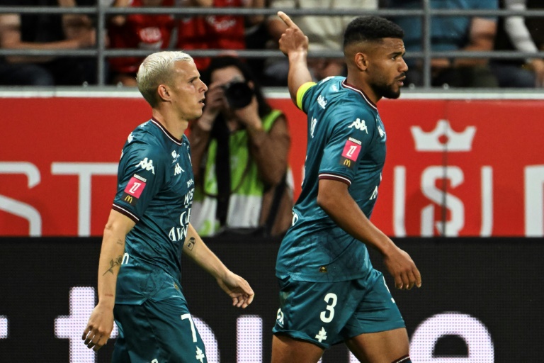 ماتيو أودول (يمين) لاعب متز يحتفل بهدفه في مرمى رينس في إياب ملحق الهبوط والصعود للدوري الفرنسي لكرة القدم. ملعب أوغوست-ديلون، رينس، في 29 أيار/مايو 2025