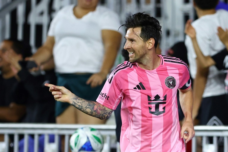 النجم الأرجنتيني ليونيل ميسي يحتفل بتسجيله الهدف الرابع لإنتر ميامي ضد مونتريال في الدوري الأميركي لكرة القدم. فورت لوتردايل، فلوريدا، في 28 أيار/مايو 2025