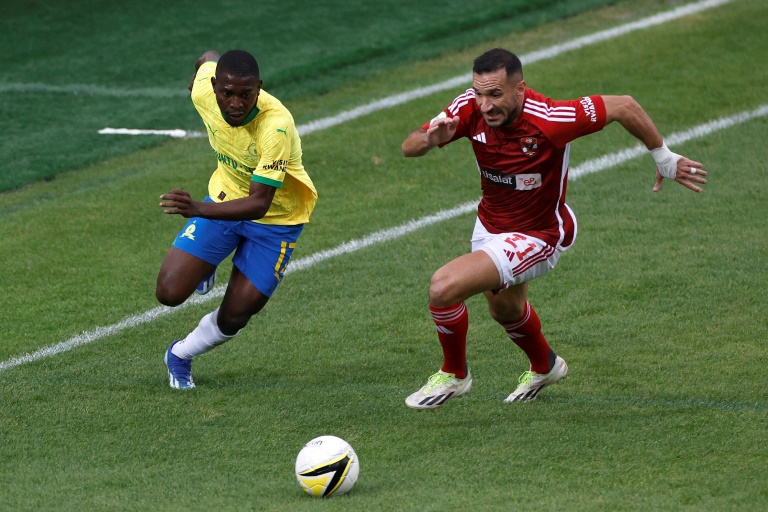 أعلن معلول (يمين) رحيله عن الأهلي بعد تسع سنوات في صفوفه