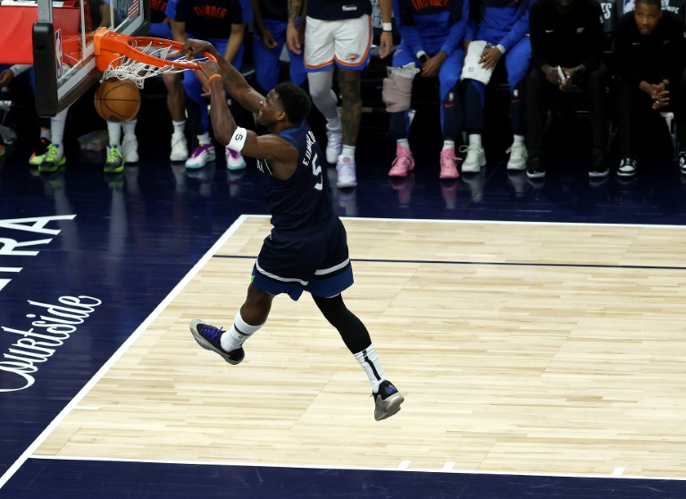 نجم مينيسوتا تمبروولفز يسجل سلة ساحقة في المباراة الثالثة ضد أوكلاهوما سيتي ثاندر ضمن الدور النهائي للمنطقة الغربية في مينيابوليس في دوري كرة السلة الأميركي للمحترفين في 24 أيار/مايو 2025