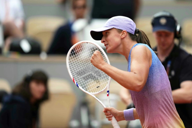 البولندية ايغا شفيونتيك محتفلة بفوزها على السوفاكية ريبيكا شرامكوفا في الدور الاول من بطولة رولان غاروس الفرنسية في كرة المضرب. 26 ايار/مايو 2025