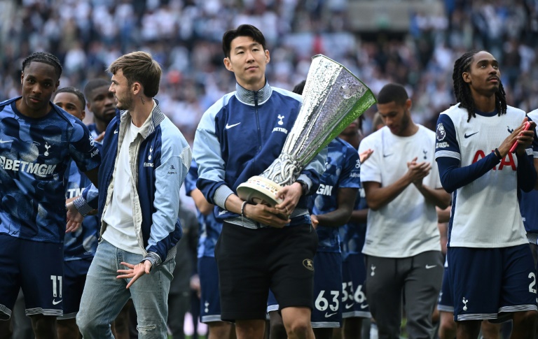 قائد توتنهام الانكليزي الدولي الكوري الجنوبي هيونغ-مين سون يحمل كأس الدوري الأوروبي بعد الفوز على مانشستر يونايتد (1-0) في المباراة النهائية في بلباو في 21 أيار/مايو 2025