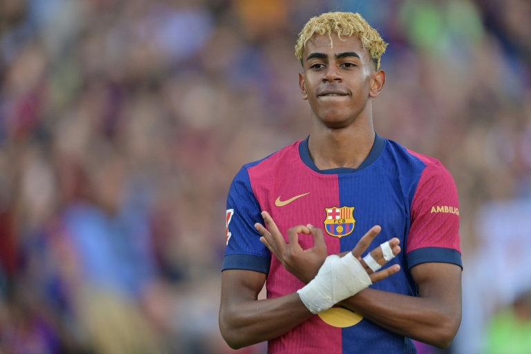 وقع مهاجم برشلونة الإسباني لامين يامال عقدا جديدا مع العملاق الكاتالوني بعد موسم رائع