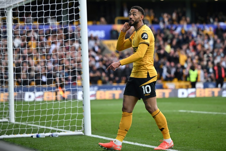 مهاجم مهاجم ولفرهامبتون البرازيلي ماتيوش كونيا محتفلا بتسجيل هدف في مرمى توتنهام في الدوري الانكليزي الممتاز. 16 نيسان/ابريل 2025