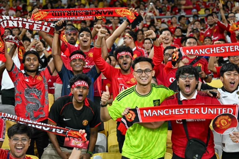 الجماهير قبل مباراة ودية بين مانشستر يونايتد الانكليزي ونجوم شرق آسيا في مباراة ودية في كوالالمبور في 28 أيار/مايو 2025